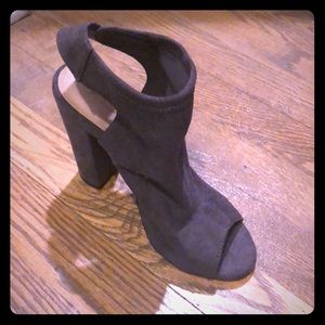 Wedged heel shoe